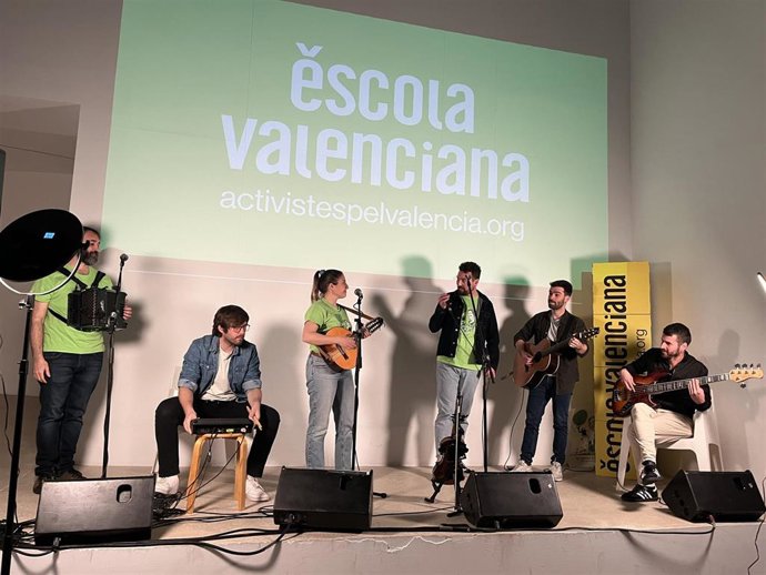 Presentación de Les Trobades 2023 con una actuación de El Diluvi en el Centre del Carme