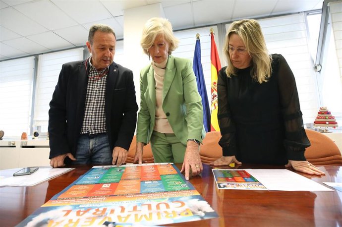 La consejera de Educación y Formación Profesional, Marina Lombó, y el director del IES Montesclaros, Norberto García, en la presenetación de la 'Primavera cultural' del centro educativo.