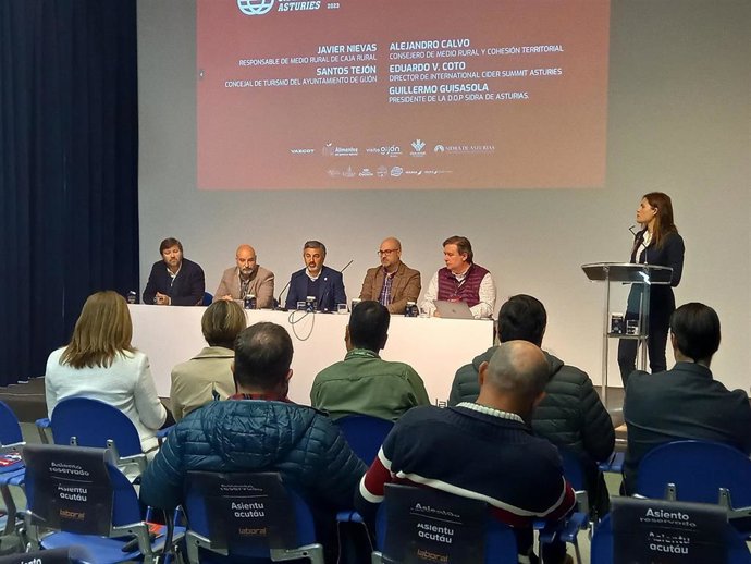 El consejero de Medio Rural y Cohesión Territorial del Principado de Asturias, Alejandro Calvo, participa en la inauguración del Asturies Cider Congress, en Gijón