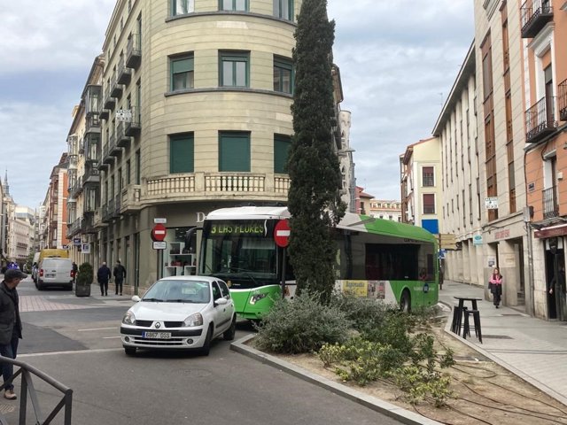 Vehículo de Movilidad que entorpece el paso del autobús urbano.