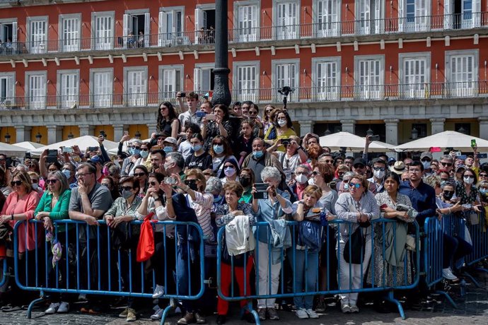 Archivo - Varias personas, en la Plaza Mayor asisten a la tamborrada del Domingo de Resurrección, a 17 de abril de 2022