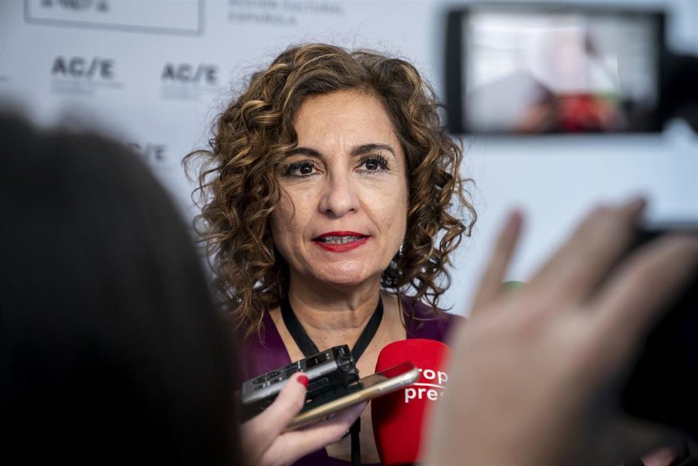 La ministra de Hacienda y Función Pública, María Jesús Montero, atiende a los medios en una imagen de archivo.