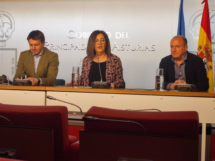 El presidente de Otea, José Luis Álvarez Almeida; la directora general de Igualdad, Nuria Varela; y el vicepresidente de Otea, Javier Martínez