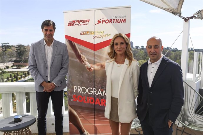 El presidente de la RFEA, Raúl Chapado; la atleta Raquel González; y el presidente de la Fundación Sportium, Alberto Eljarrat.