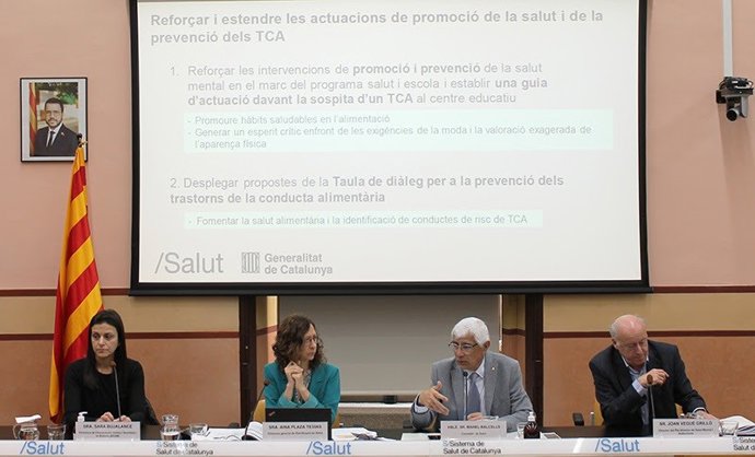 Sara Bujalance, Aina Plaza, el conseller de Salut Manel Balcells y Joan Vegué presentan el Plan de choque 2023-2024 para mejorar la atención, detección, diagnóstico y la prevención de los TCA.