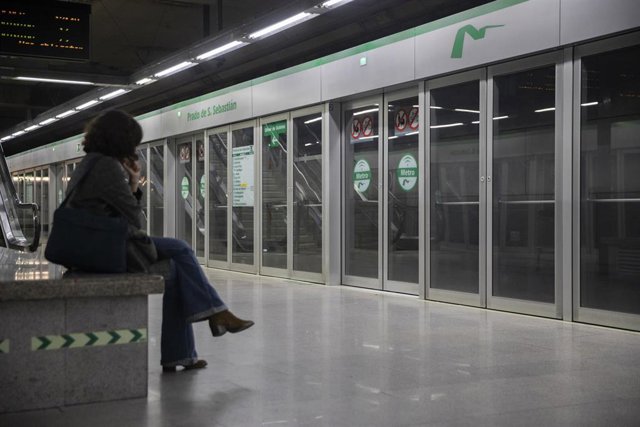 Archivo - Estación de Metro en el Prado de San Sebastián.