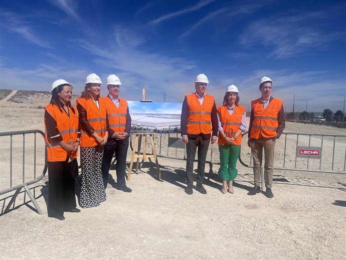 Responsables municipales y del grupo empresarial junto en la visita a las obras del nuevo centro del Grupo Saltoki.