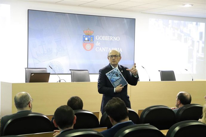 El consejero de Industria, Javier López Marcano, en la presentación de la Hoja de Ruta para la Reindustrialización Sostenible de Cantabria.