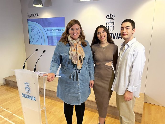 La alcaldesa Clara Martín con la presidenta de 'Publicatessen', Carmen Pérez, y el vicepresidente, Eduardo Villanueva.