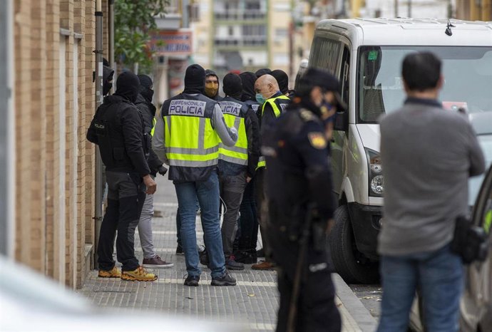 Archivo - Intervención de la Policía Nacional durante la operación en la que esta persona fue detenida.