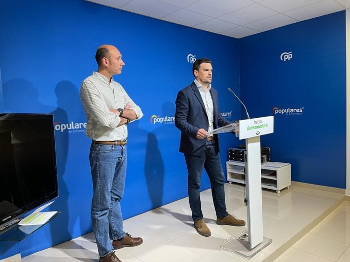 El portavoz del PP de Extremadura, José Ángel Sánchez Juliá, y el candidato en Mérida, Santi Amaro.