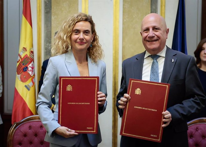 La presidenta del Congreso, Meritxell Batet, y el presidente de FIAPAS, Jose Luis Aedo, durante la firma del convenio