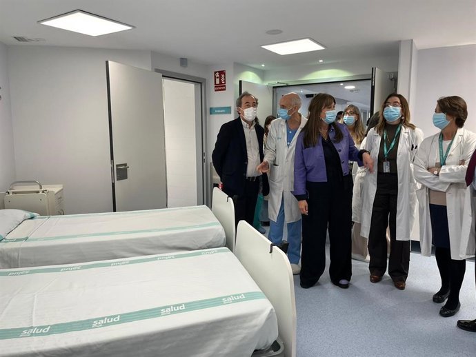 La consejera de Sanidad, Sira Repollés, en una de las salas de la nueva Unidad de Reproducción Asistida del Hospital Miguel Servet de Zaragoza.