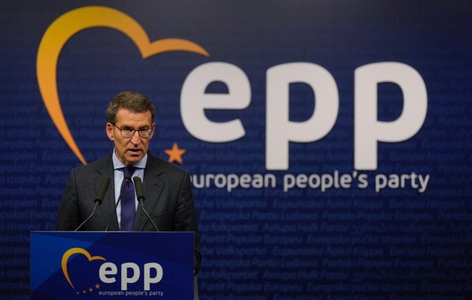 El líder del PP, Alberto Núñez Feijóo, asiste a la reunión del PPE en Bruselas.