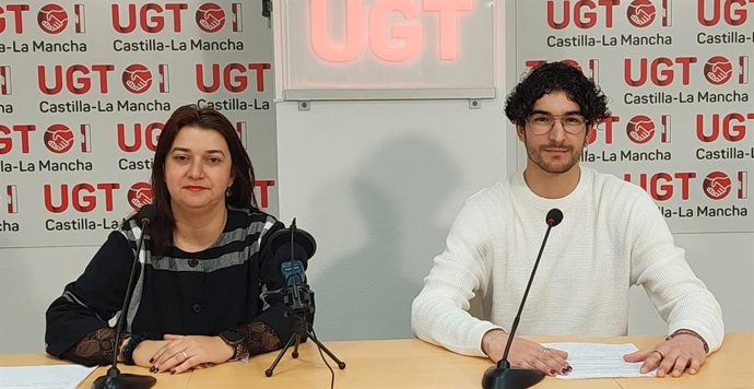 La secretaria de Políticas Sociales e Igualdad de UGT CLM, Azucena Dombriz, acompañada de Christopher Rego, técnico de Igualdad de UGT CLM.
