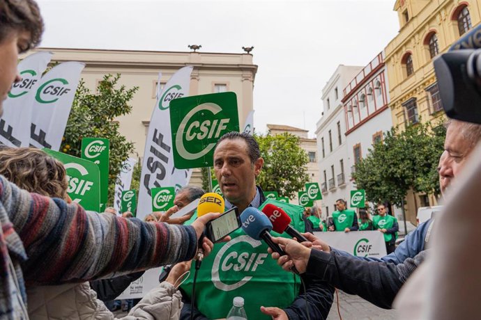 Archivo - El presidente de CSIF Andalucía, Germán Girela atiende a los medios en la concentración a las puertas de la delegación del gobierno a 23 de noviembre de 2022, en Sevilla Andalucía, España. (Foto de archivo).