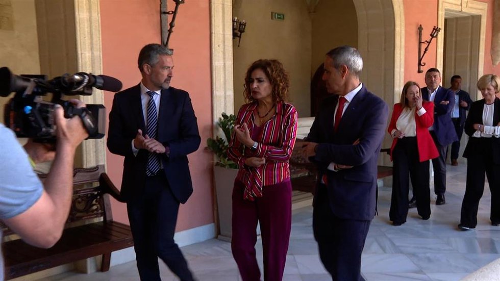 María Jesús Montero con el alcalde de Rota.