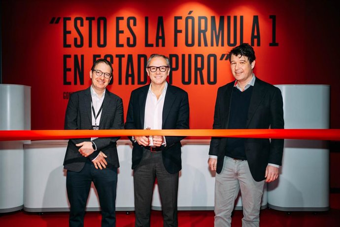 El copresidente de Rpound Room Live, Jonathan Linden; el presidente y CEO de la F-1, Stefano Domenicali; y el comisario principal de 'Formula 1. The Exhibition', Timothy Harvey, en la inauguración de la exposición en Madrid.