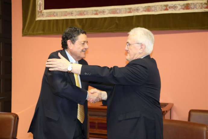 El delegado de Administración y Patrimonio del Cabildo Metropolitano, Francisco Ortiz (d), y el rector promotor de la Universidad CEU Fernando III, José Alberto Parejo, se saludan tras la firma del convenio entre ambas entidades.