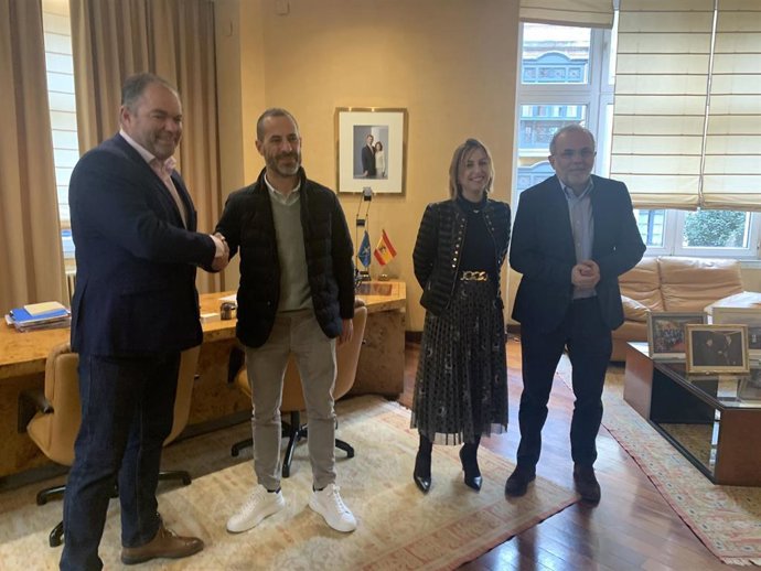 El alcalde de Siero, Ángel García, y la concejala de Urbanismo, Susana Madera, con el Presidente de la Cámara de Comercio de Oviedo, Carlos Paniceres y José Manuel Ferreira, Vicepresidente.