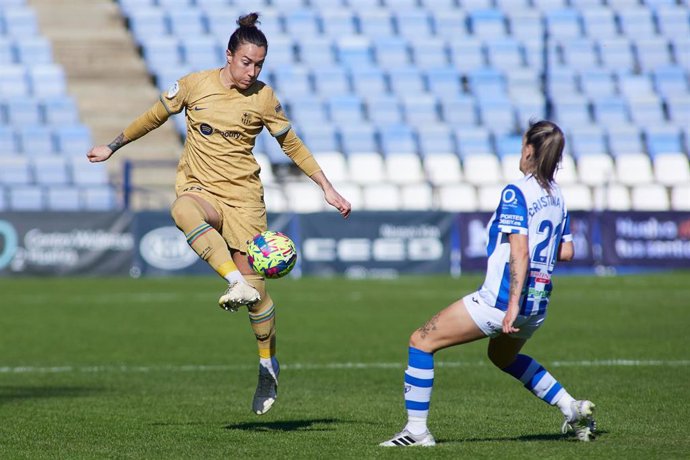 Archivo - La futbolista del Barcelona Femenino Lucy Bronze, en un partido ante el Sporting de Huelva de la Liga F 2022-2023.