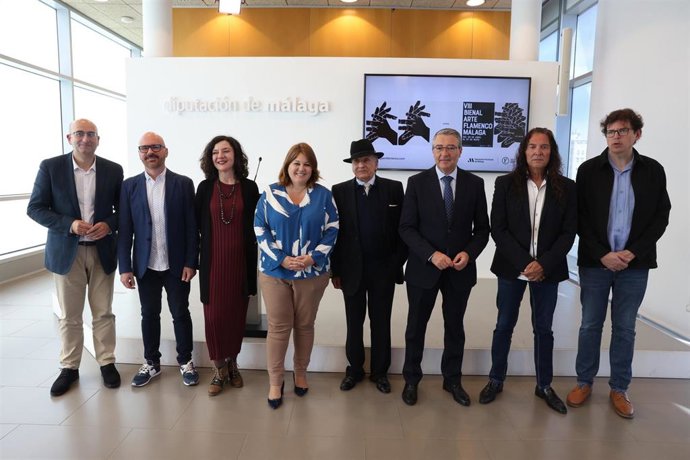 Foto de familia de la presentación de la Bienal de Arte Flamenco de Málaga.
