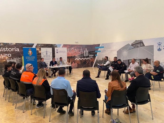 Reunión en el Auditorio Riberas del Guadaíra de la reunión de coordinación del Plan Varal presidida por el delegado de Fiestas Mayores del Ayuntamiento alcalareño, Enrique Pavón.