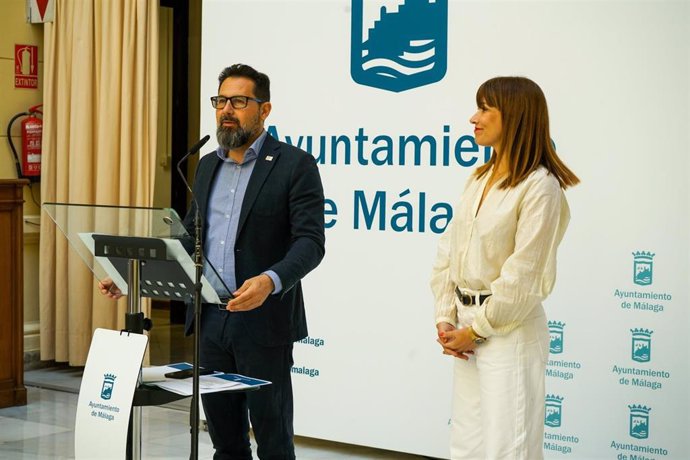 El concejal delegado de Derechos Sociales, Francisco Pomares, y la delegada de Inclusión Social, Juventud, Familias e Igualdad de la Junta de Andalucía en Málaga, Ruth Sarabia, en rueda de prensa