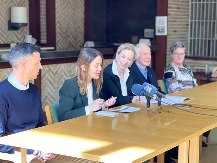 La directora de Obra Social de BBK, Nora Sarasola, y la alcaldesa de Muskiz, Ainara Leib