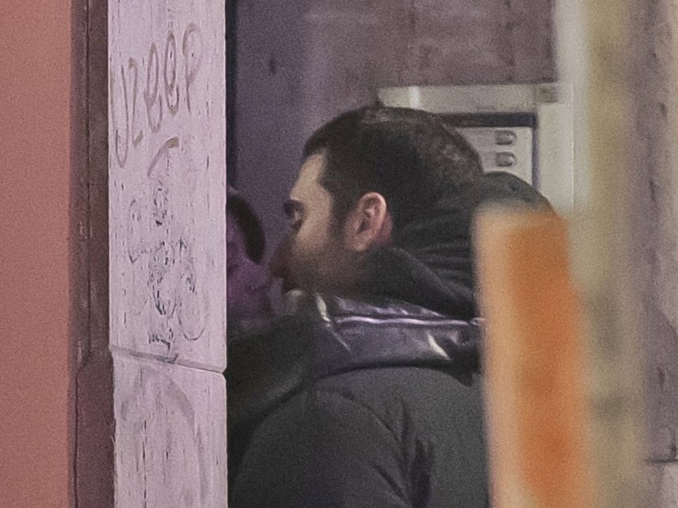 MIGUEL ÁNGEL SILVESTRE CON UNA MISTERIOSA CHICA POR LAS CALLES DE MADRID