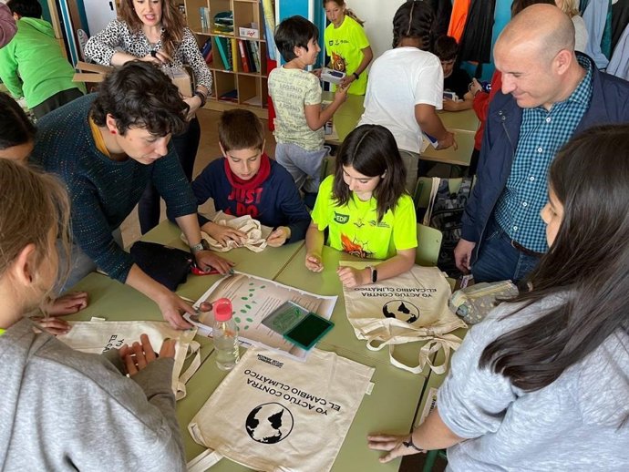 El director general de Educación Ambiental, Carlos Gamarra, en el CEIP 'Basilio Paraíso'.