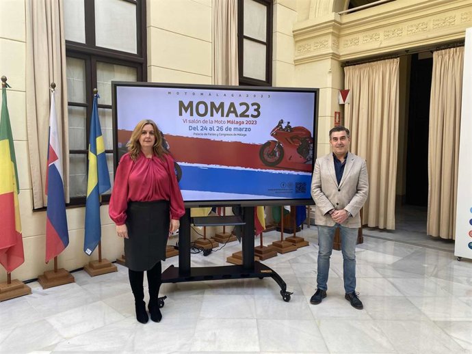 La concejala delegada del Área de Promoción de la Ciudad y Captación de Inversiones del Ayuntamiento de Málaga, Rosa Sánchez, y José Enrique Elvira, director general de Eventos Motor, han dado a conocer este viernes los detalles de MOMA.