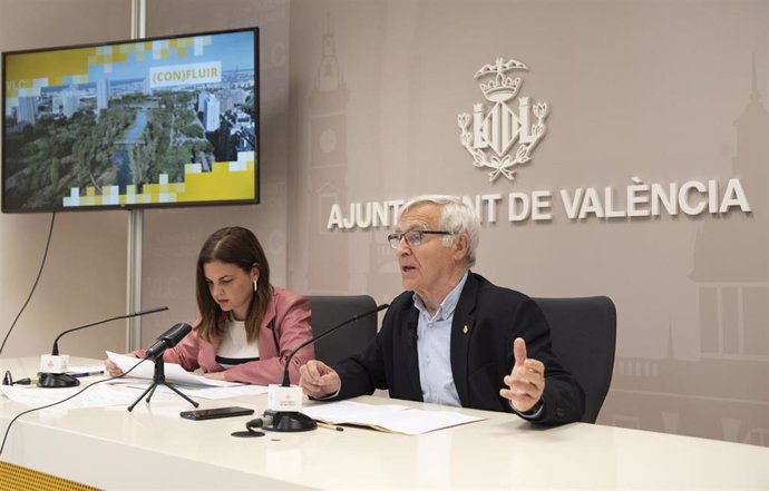 El alcalde de Valncia, Joan Ribó, y la vicealcaldessa y edil de Desarrollo Urbano, Sandra Gómez,  en la presentación del proyecto ganador del concurso para el Parque de Desembocadura.