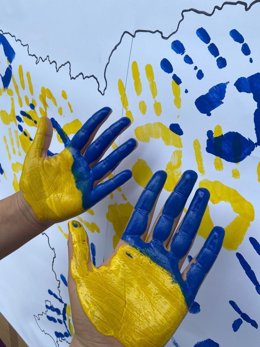 Archivo - Manos pintadas con la bandera de Ucrania