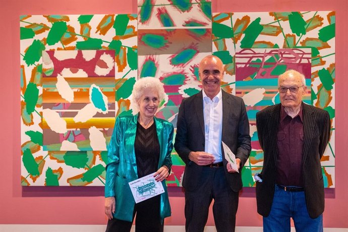 Pilar Linares, comisaria de la muestra; el alcalde de Sevilla, Antonio Muñoz; y el pintor Luis Gordillo.