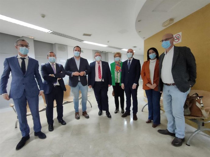 El consejero de Sanidad, Alejandro Vñazquez, centro, en su visita a Santa Marta de Tormes (Salamanca).