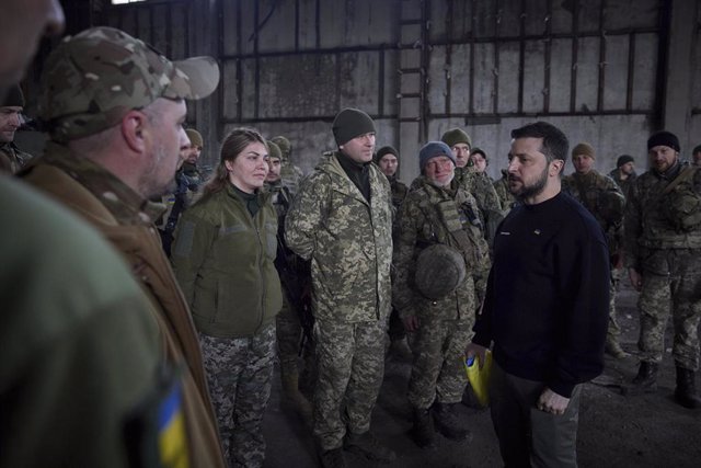 El presidente de Ucrania, Volodimir Zelenski, visita a las tropas cerca de Bajmut