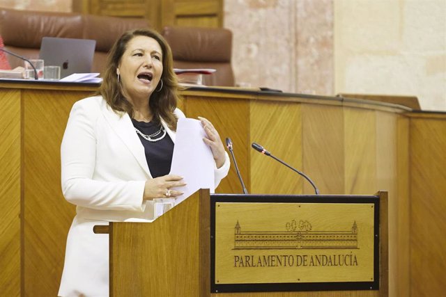 La consejera de Agricultura, Agua y Desarrollo Rural de la Junta de Andalucía, Carmen Crespo, en el pleno del Parlamento andaluz.