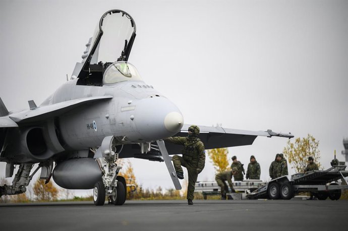 Archivo - 05 October 2022, Finland, Rovaniemi: Reservists train maintenance procedures of a F/A-18 Hornet multi-role fighter during the Ruska 22 air operations exercise of the Finnish Air Force. Photo: Jouni Porsanger/Jouni Porsanger/dpa