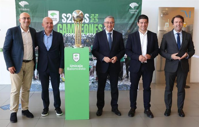 La Copa del Rey de baloncesto se exhibe en la Diputación de Málaga