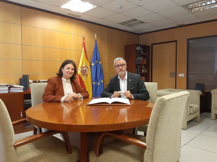 Montserrat Torija y Martín Zabalza firman el acuerdo de colaboración