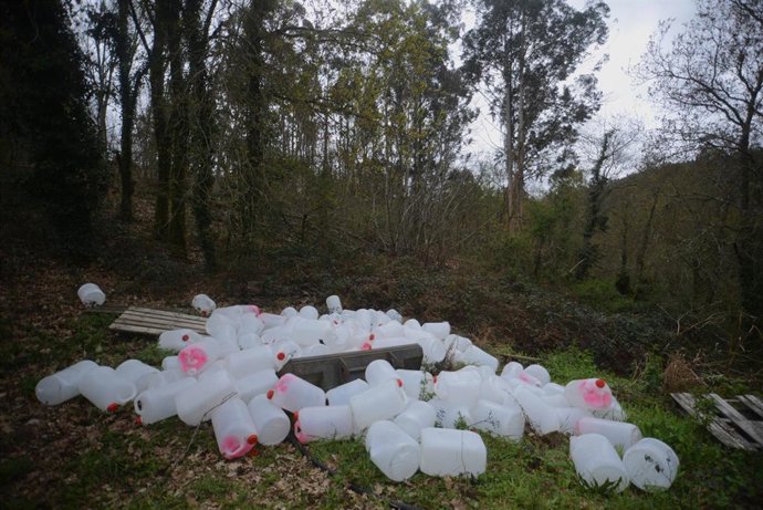 Recipientes vacíos de un laboratorio de cocaína, a 22 de marzo de 2023, en San Xurxo de Sacos, Cerdedo-Cotobade, Pontevedra, Galicia (España). Al menos 18 personas han sido detenidas en el transcurso de una operación antidroga que ha permitido localizar