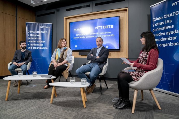 (I-D) El Head of Data & Intelligence NTT DATA, David Pereira; la directora de Soluciones en España Microsoft, María Vázquez;  el Head of Cloud Application Modernization NTT DATA, Ignasi Aranda, y la redactora Jefe de PortalTIC en Europa Press, Beatriz N
