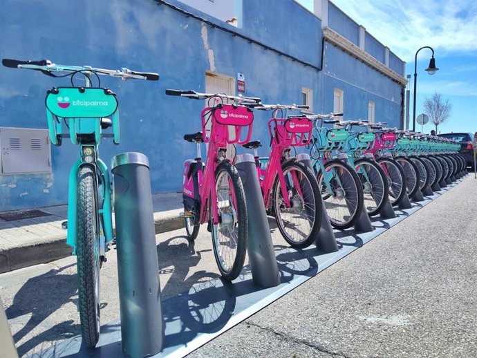 Archivo - Bicicletas en en una estación de Bicipalma.