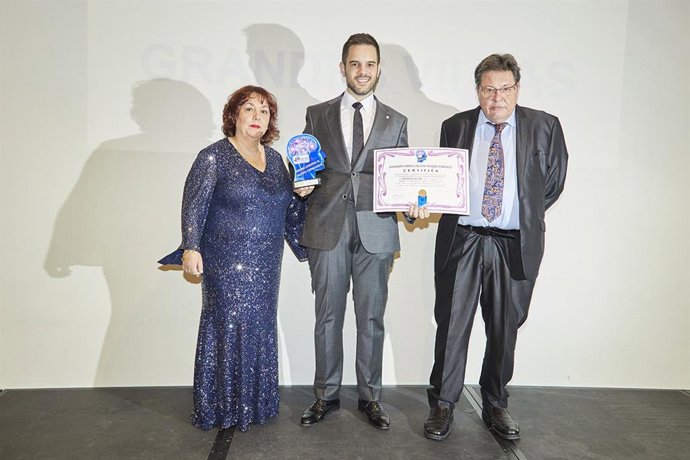 Carlos Díez, recibe el premio.