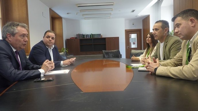 Reunión de representantes del PSOE-A --Juan Espadas y Víctor Torres-- y CSIF-A, representado por su presidente, Germán Girela; su vicepresidenta, Yolanda Salgado, y el secretario de Acción Sindical, Manuel Pérez.