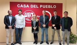 La secretaria general de UGT Andalucía, Carmen Castilla, junto con el secretario del área institucional de UGT-A, Óskar Martín, y el secretario de Organización de UGT Sevilla, Alberto Márquez, con los miembros de Sevilla Quiere Metro.