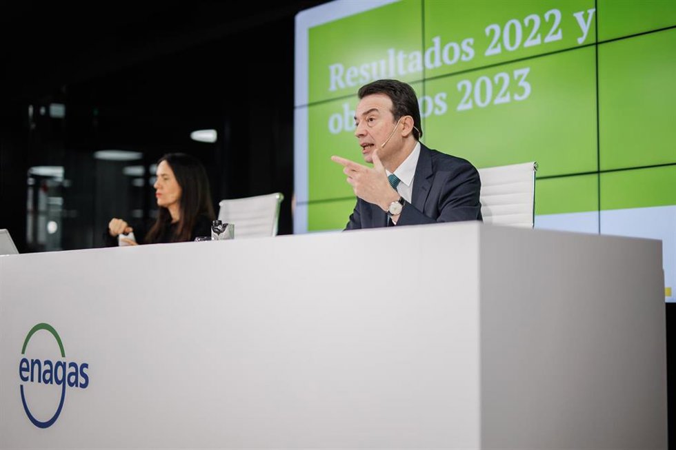 La directora general de Comunicación, Relaciones Institucionales y con Inversores, Felisa Martín y el consejero delegado de Enagás, Arturo Gonzalo, durante la rueda de prensa de presentación de resultados 2022 y objetivos 2023 de Enagás, a 21 de febrero