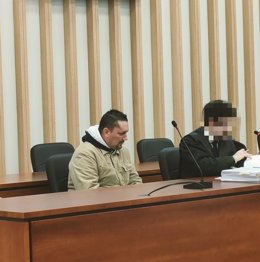 Manuel M.B., acusado de matar a su proveedor de cocaína en Chapela, Redondela (Pontevedra), durante la última jornada del juicio contra él en la sección quinta de la Audiencia Provincial de Pontevedra, con sede en Vigo.