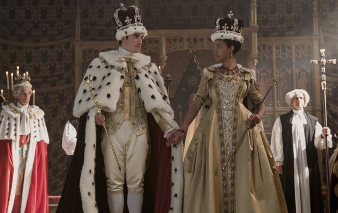 Archivo - Queen Charlotte: A Bridgerton Story. (L to R) Corey Mylchreest as Young King George, India Amarteifio as Young Queen Charlotte, Michelle Fairley as Princess Augusta in episode 103 of Queen Charlotte: A Bridgerton Story. Cr. Liam Daniel/Netflix 